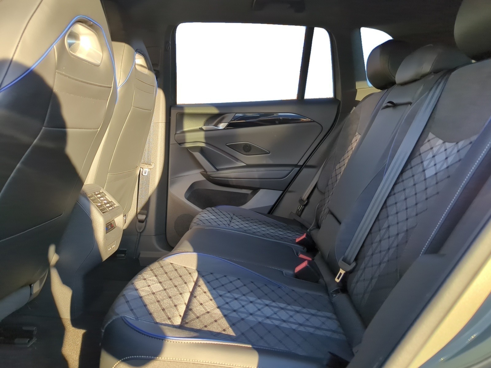 Volkswagen - Tiguan R-Line 2,0 l TDI SCR 7-Gang-Doppelkupplungsgetriebe DSG