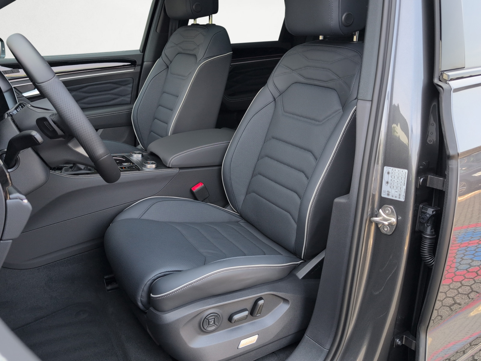 Volkswagen - Touareg R-Line 3,0 l V6 TDI SCR 4MOTION   8-Gang-Automatik (Tiptro nic)