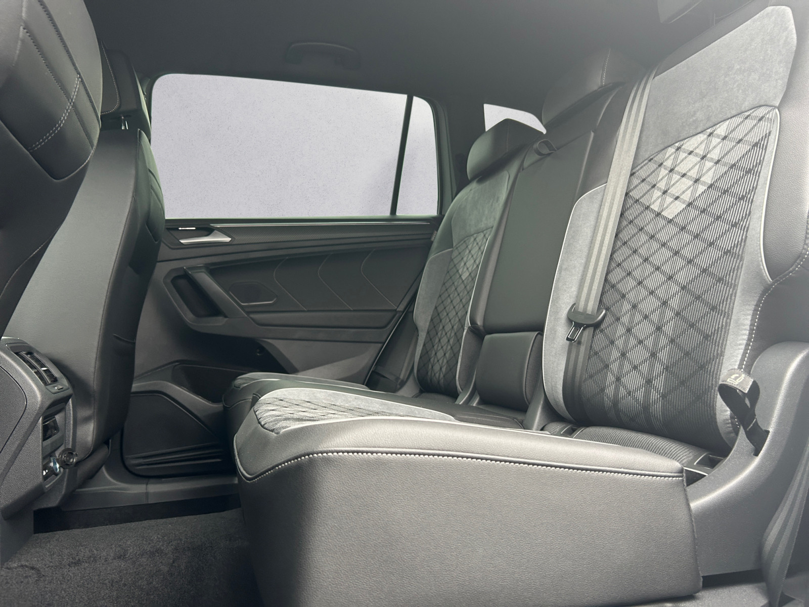 Volkswagen - Tiguan Allspace R-Line 2,0 l TDI SCR 4MO TION 7-Gang-Doppelkupplu ngsgetriebe DSG