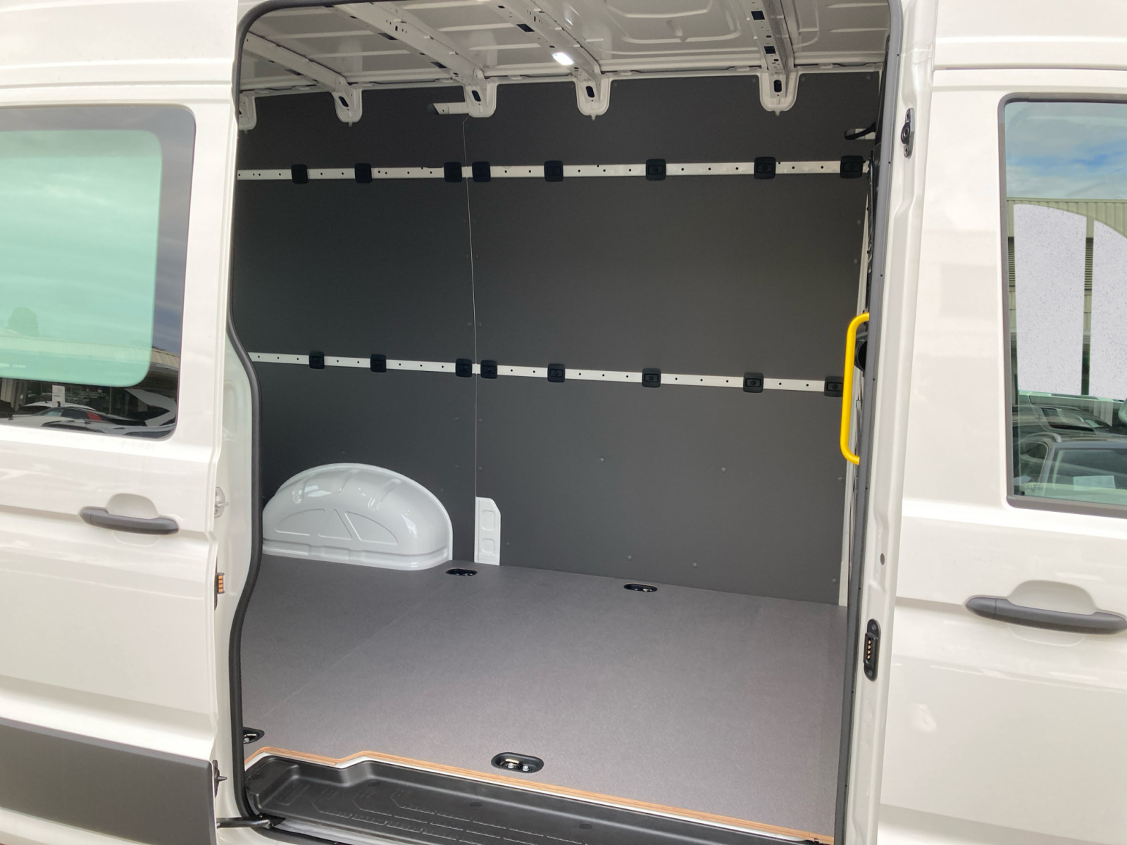 Volkswagen - Crafter 35 Kasten 2,0 l  Frontantr ieb 6-Gang Radst. 3640 mm