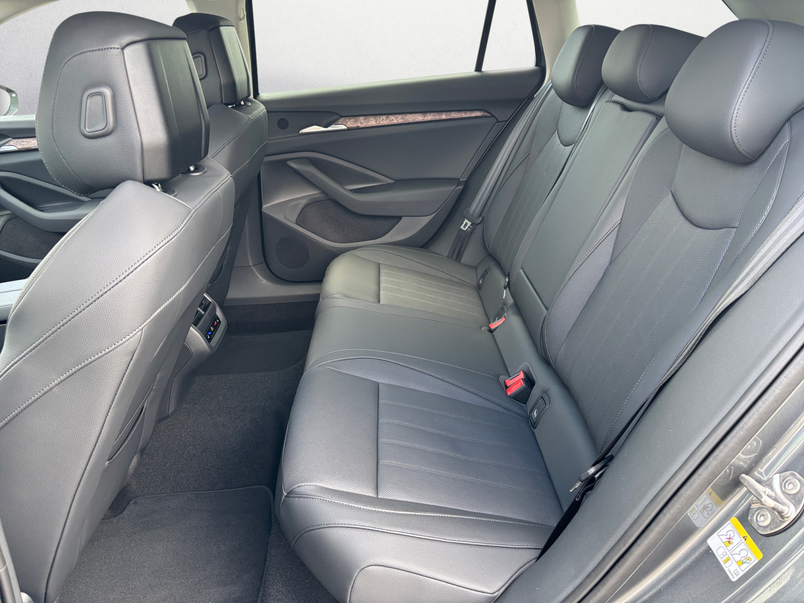 Skoda - Superb Combi L&K 2,0 TDI  7-Gang-DSG 4x4