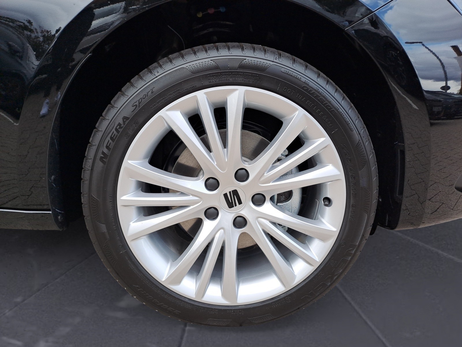 Seat - Leon Road Edition 1.5 eTSI  7-Gang-DSG