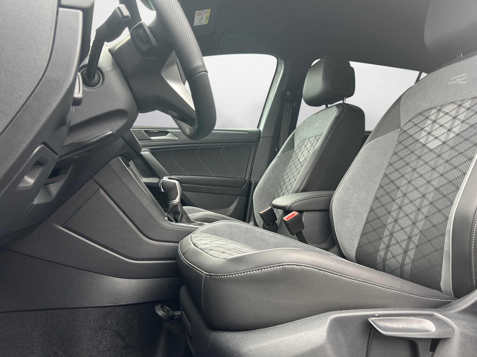 Volkswagen - Tiguan Allspace R-Line 2,0 l TDI SCR 4MO TION 7-Gang-Doppelkupplu ngsgetriebe DSG