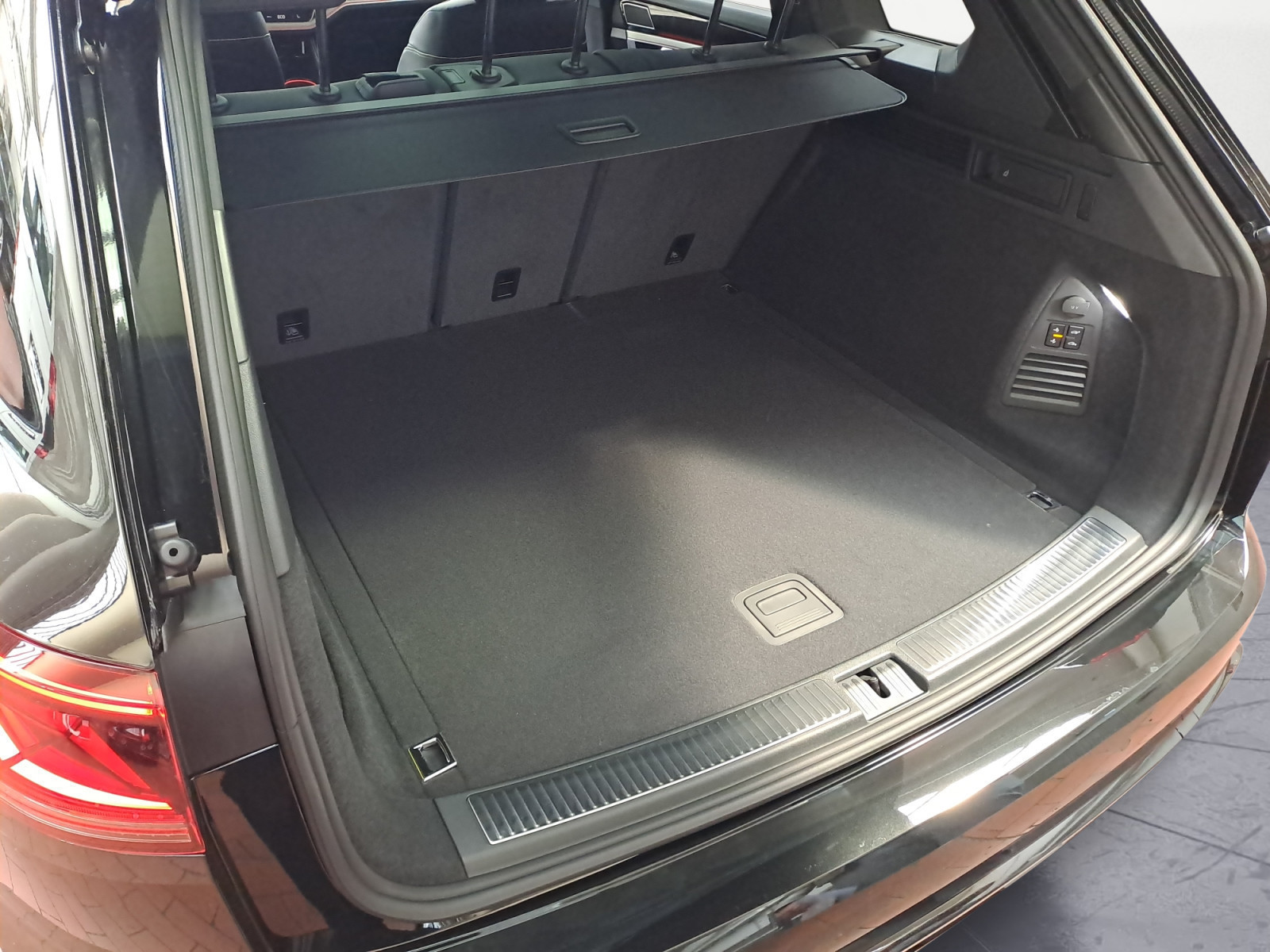 Volkswagen - Touareg R-Line 3,0 l V6 TDI SCR 4MOTION   8-Gang-Automatik (Tiptro nic)