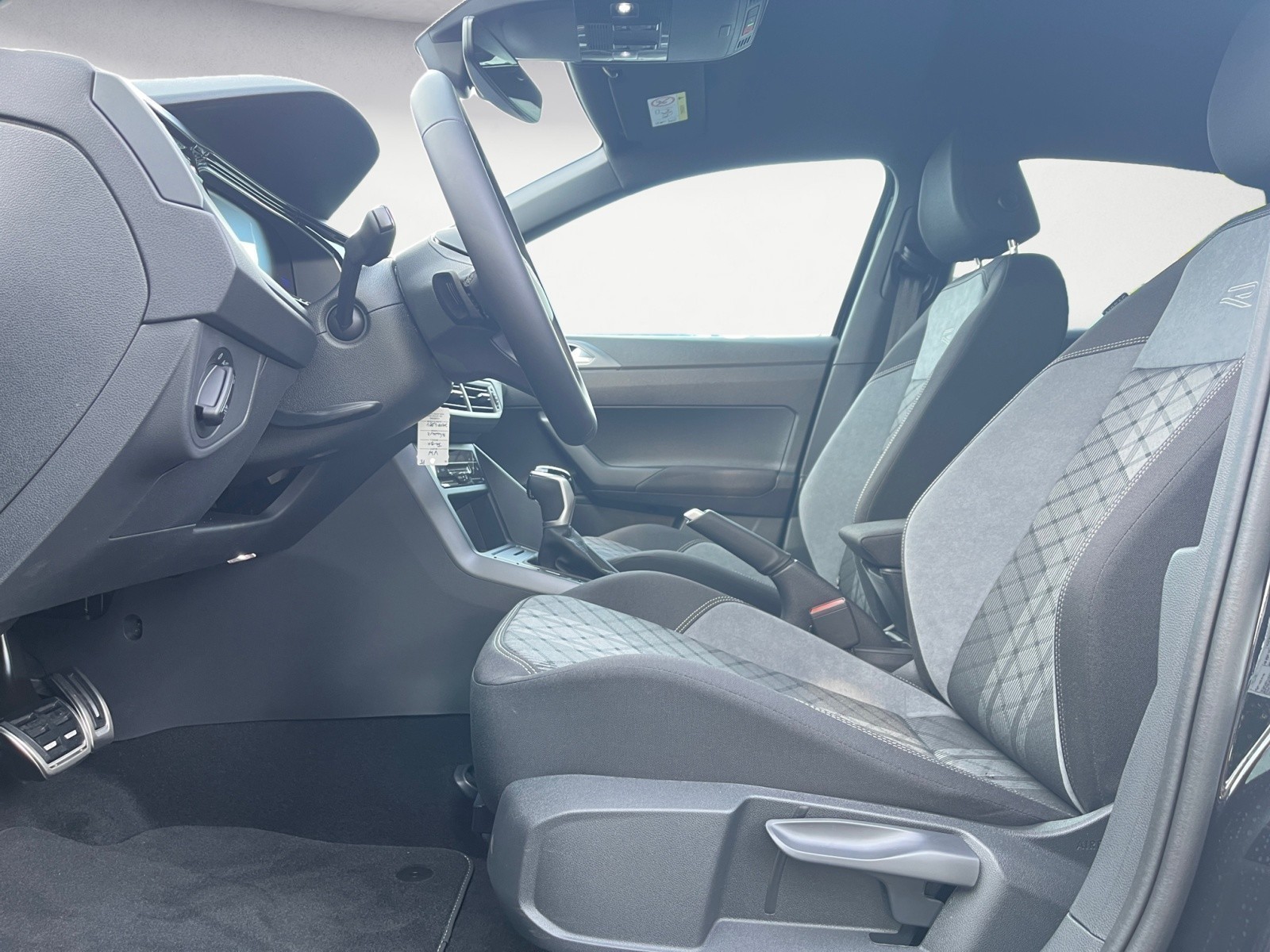 Volkswagen - Taigo R-Line 1,0 l TSI OPF   ) 7-Gang-Doppelkupplungsgetriebe DSG