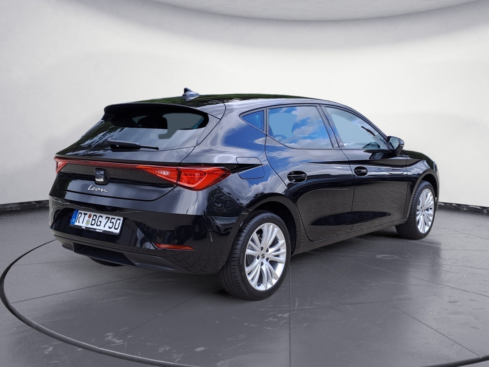 Seat - Leon Road Edition 1.5 eTSI  7-Gang-DSG