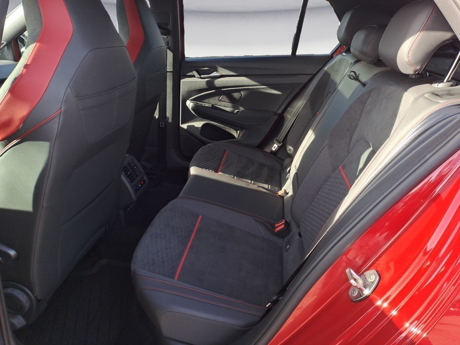 Volkswagen - Golf GTI