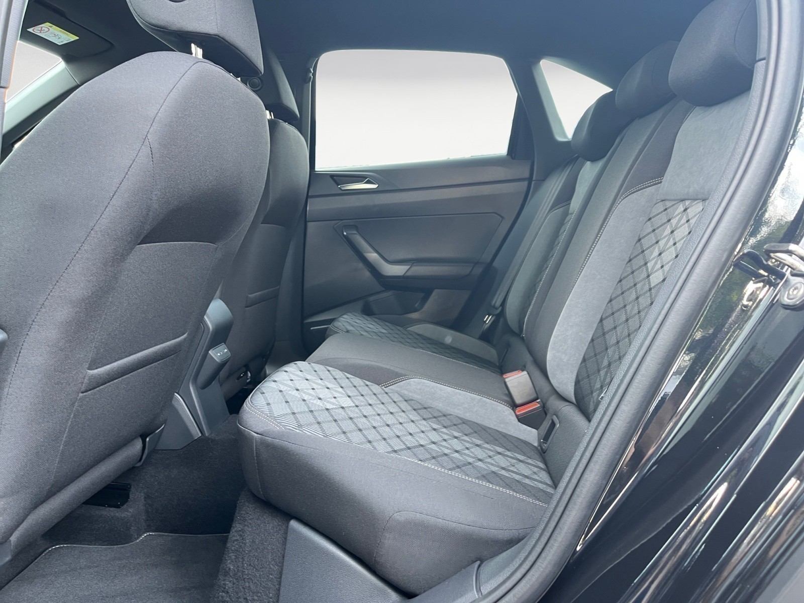 Volkswagen - Taigo R-Line 1,0 l TSI OPF   ) 7-Gang-Doppelkupplungsgetriebe DSG