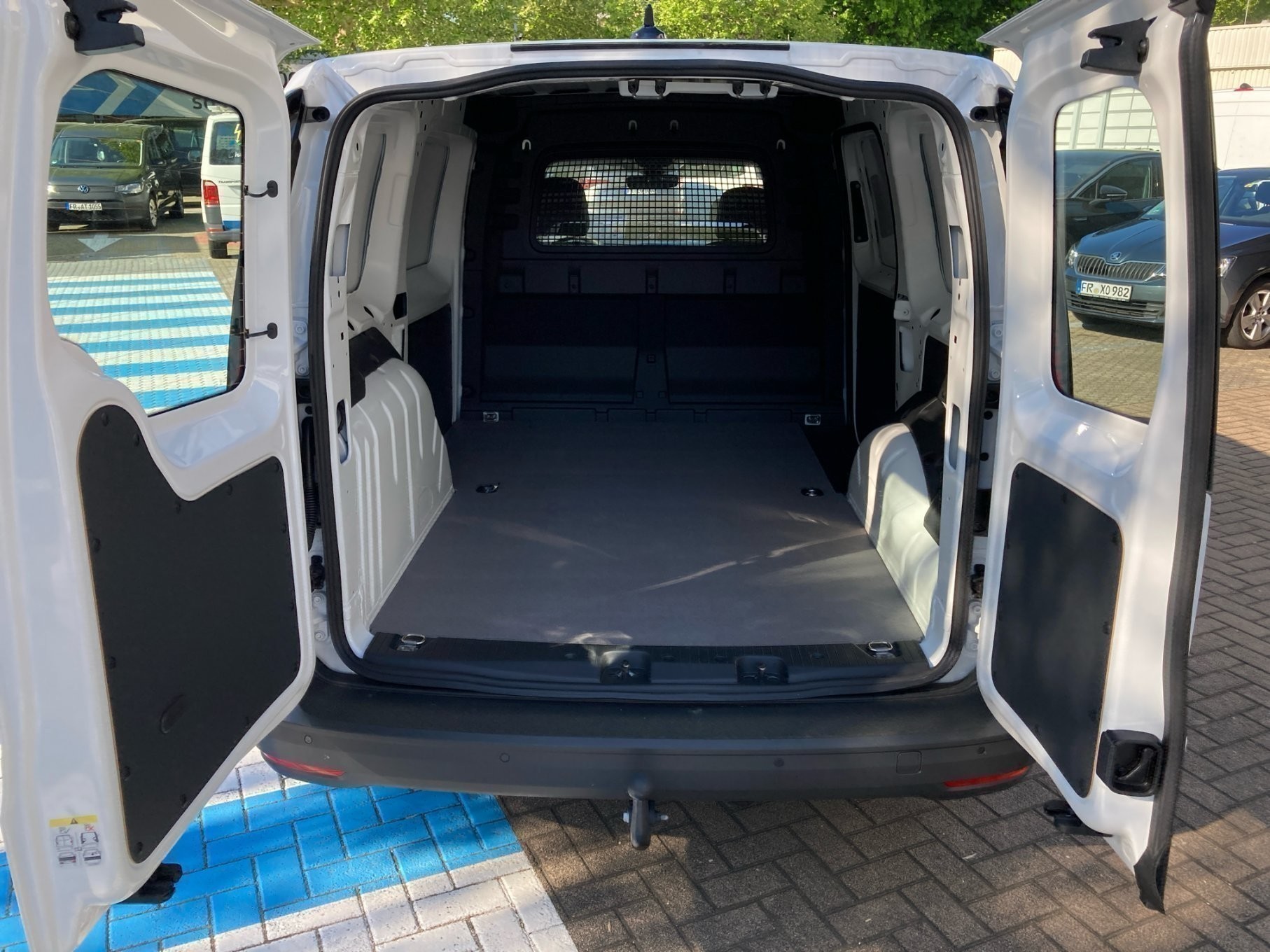 Volkswagen - Caddy Cargo Maxi 2,0 l  TDI EU6 SCR Frontantrieb 6-Gang Radst. 2970 mm