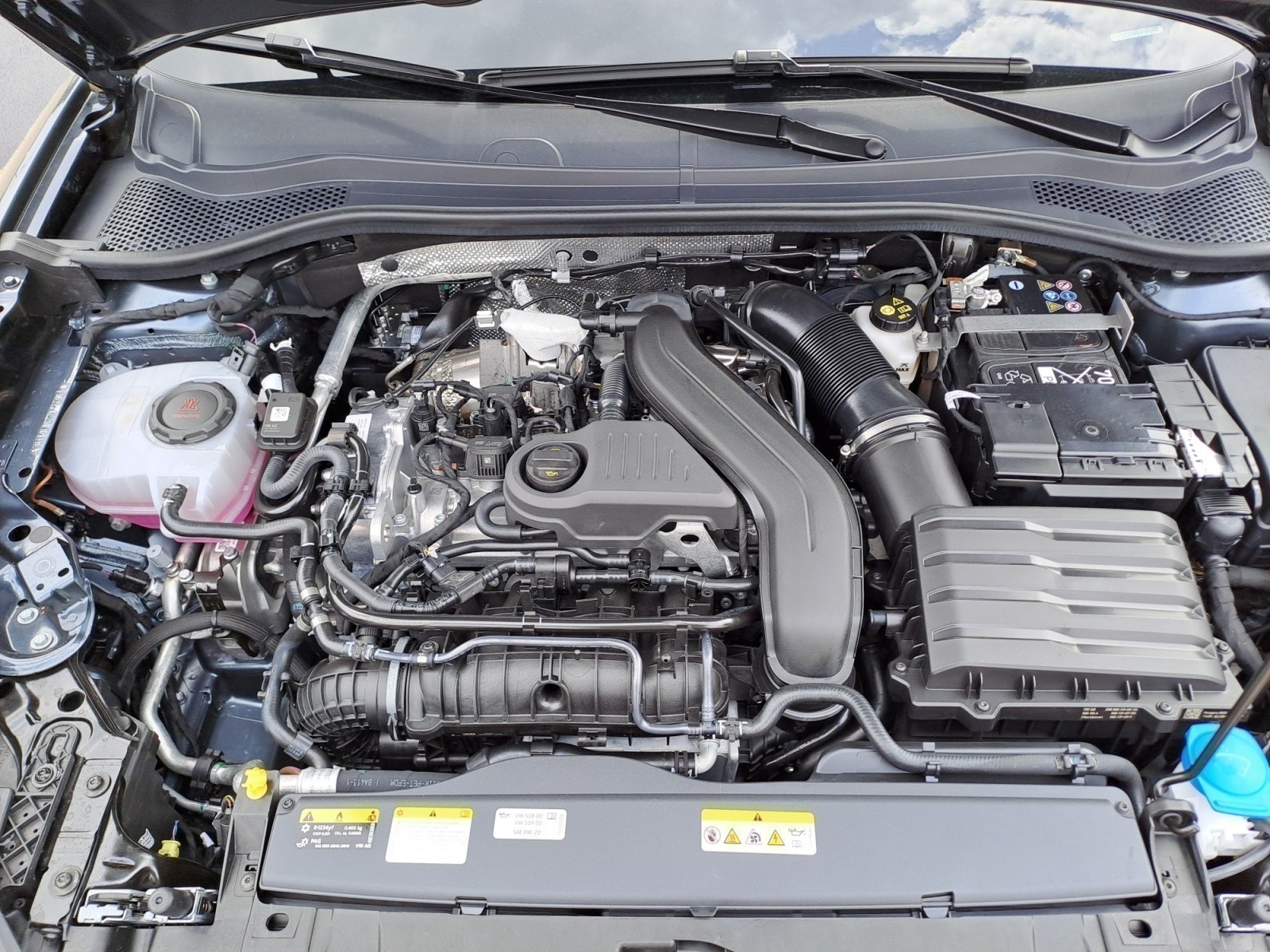 Seat - Leon Road Edition 1.5 eTSI  7-Gang-DSG