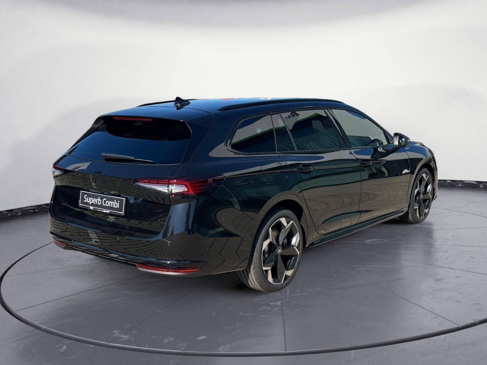 Skoda - Superb Combi Sportline 2,0 TSI 7-Gang-DSG 4x4