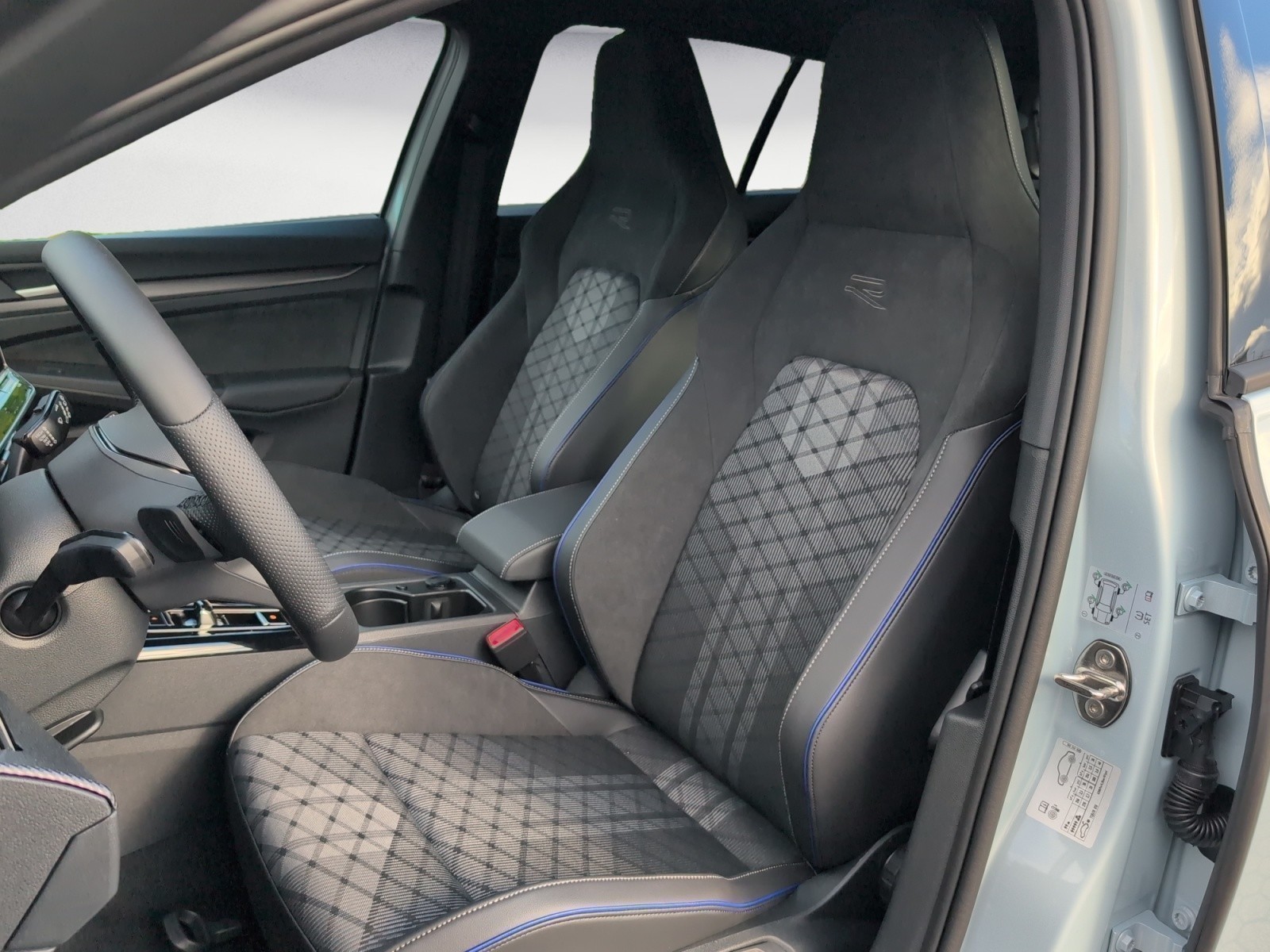 Volkswagen - Golf R-Line