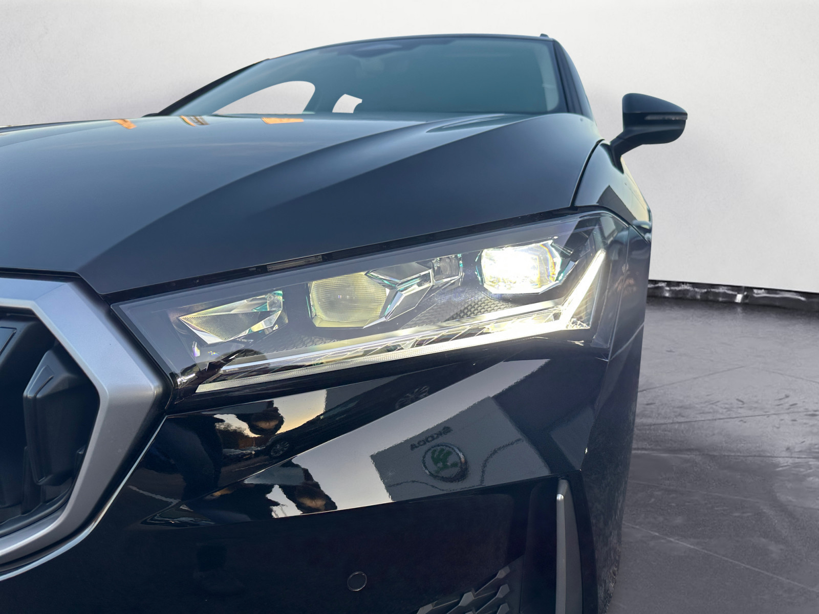 Skoda - Superb Combi Selection 2,0 TDI DSG AHK Matrix