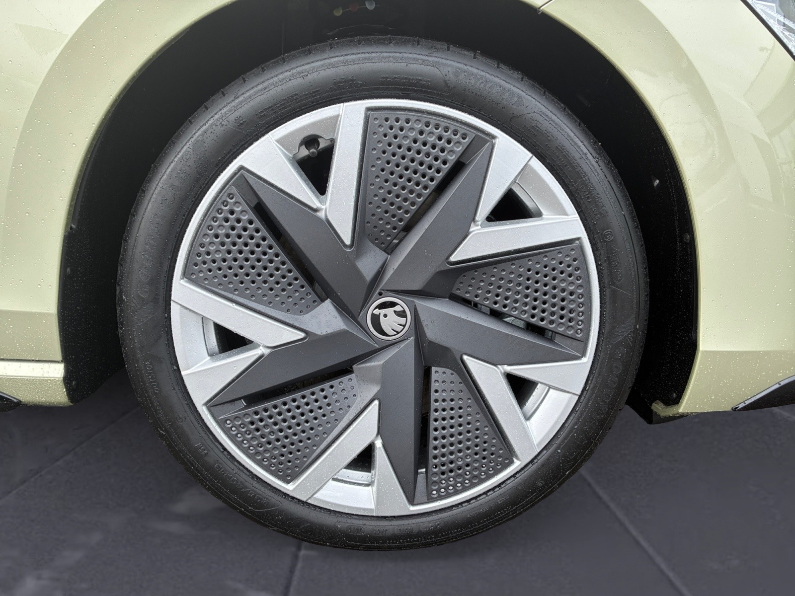 Skoda - Superb Combi Sportline 2,0 TDI 7-Gang-DSG 4x4