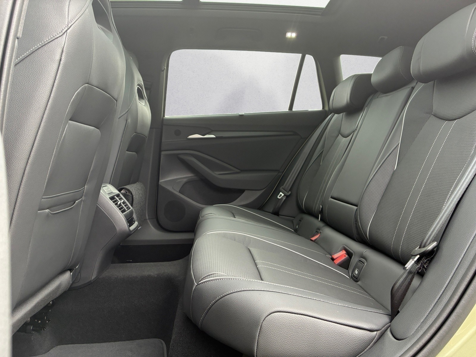 Skoda - Superb Combi Sportline 2,0 TDI 7-Gang-DSG 4x4