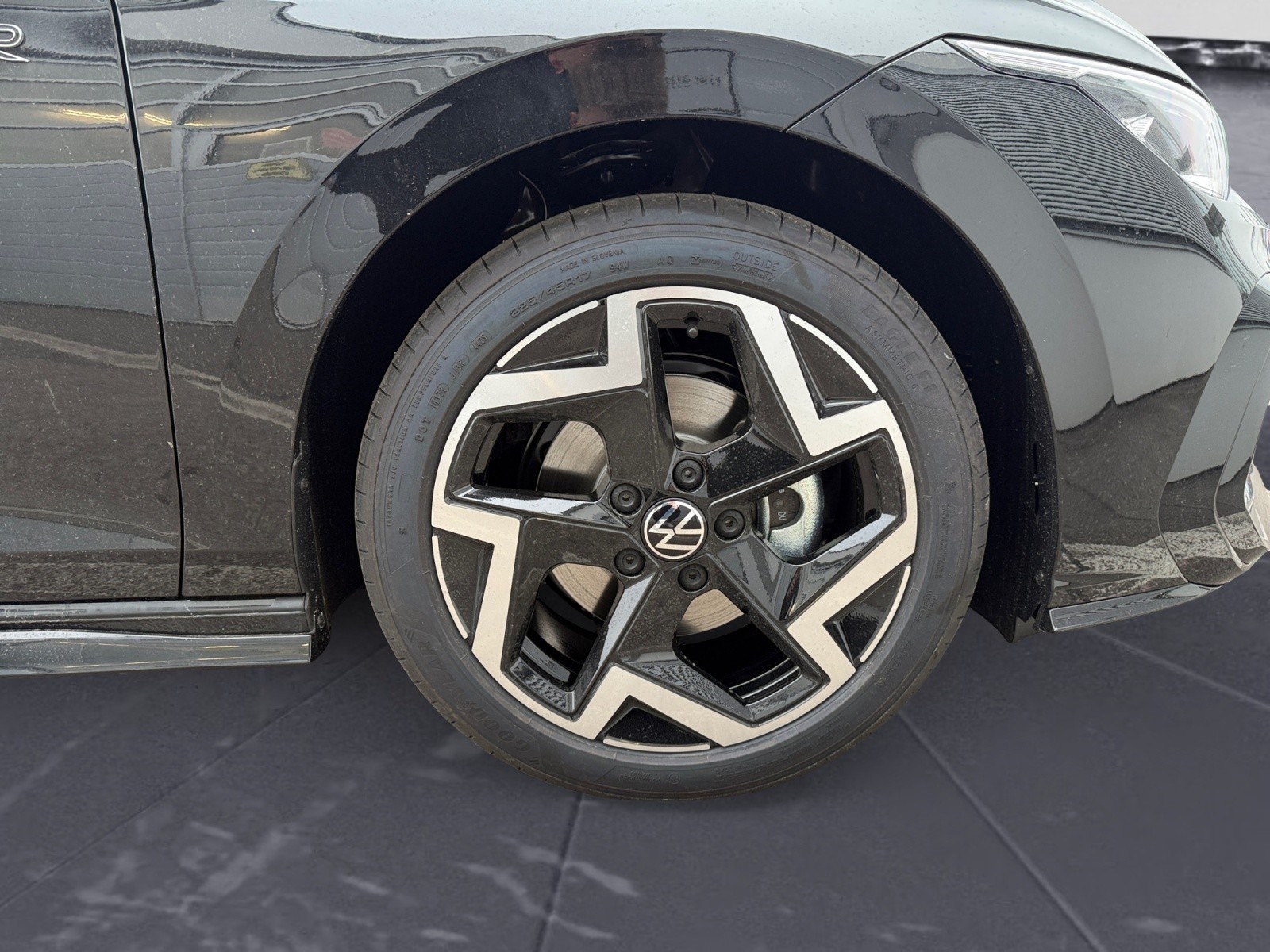 Volkswagen - Golf R-Line 1,5 l eTSI OPF (150 P S) 7-Gang-Doppelkupplungsgetriebe DSG