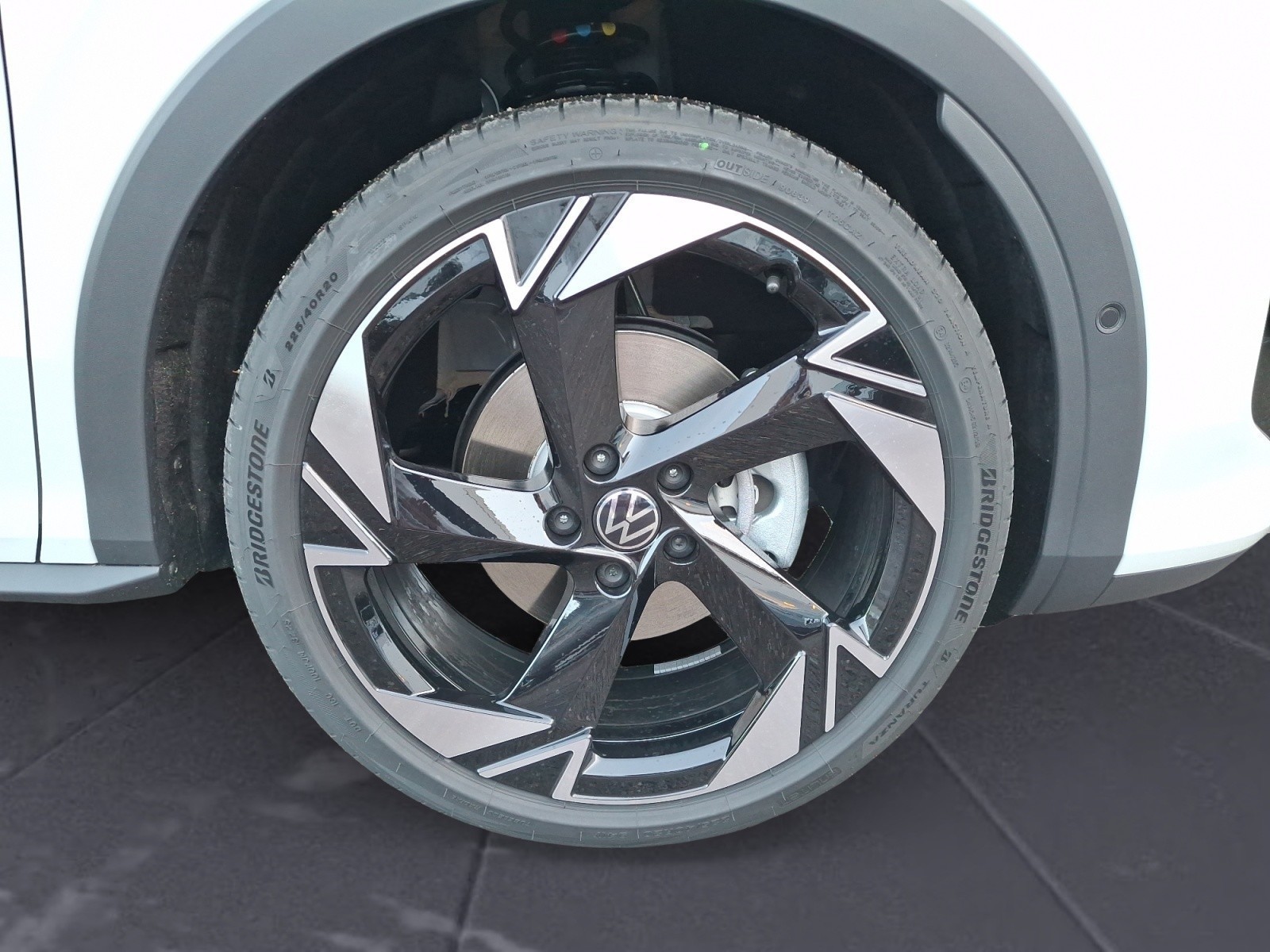 Volkswagen - T-Roc R-Line 1.5 l eTSI OPF  7-Gang-Doppelkupplungsgetriebe DSG