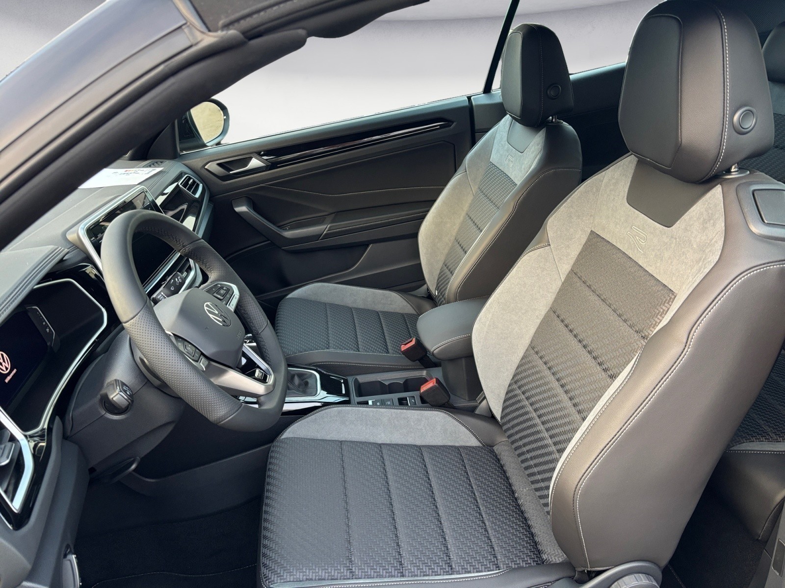 Volkswagen - T-Roc Cabriolet R-Line 1.5 l TSI OPF 7-Gang-Doppelkupplungsgetri ebe DSG