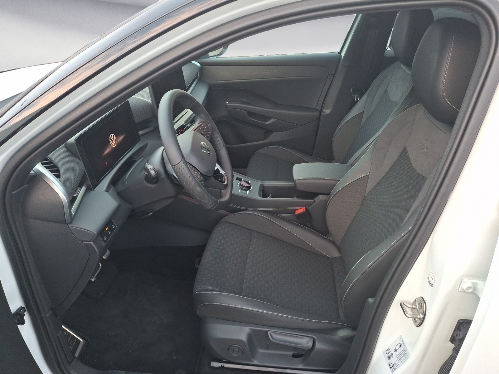 Volkswagen - T-Roc R-Line 1.5 l eTSI OPF  7-Gang-Doppelkupplungsgetriebe DSG