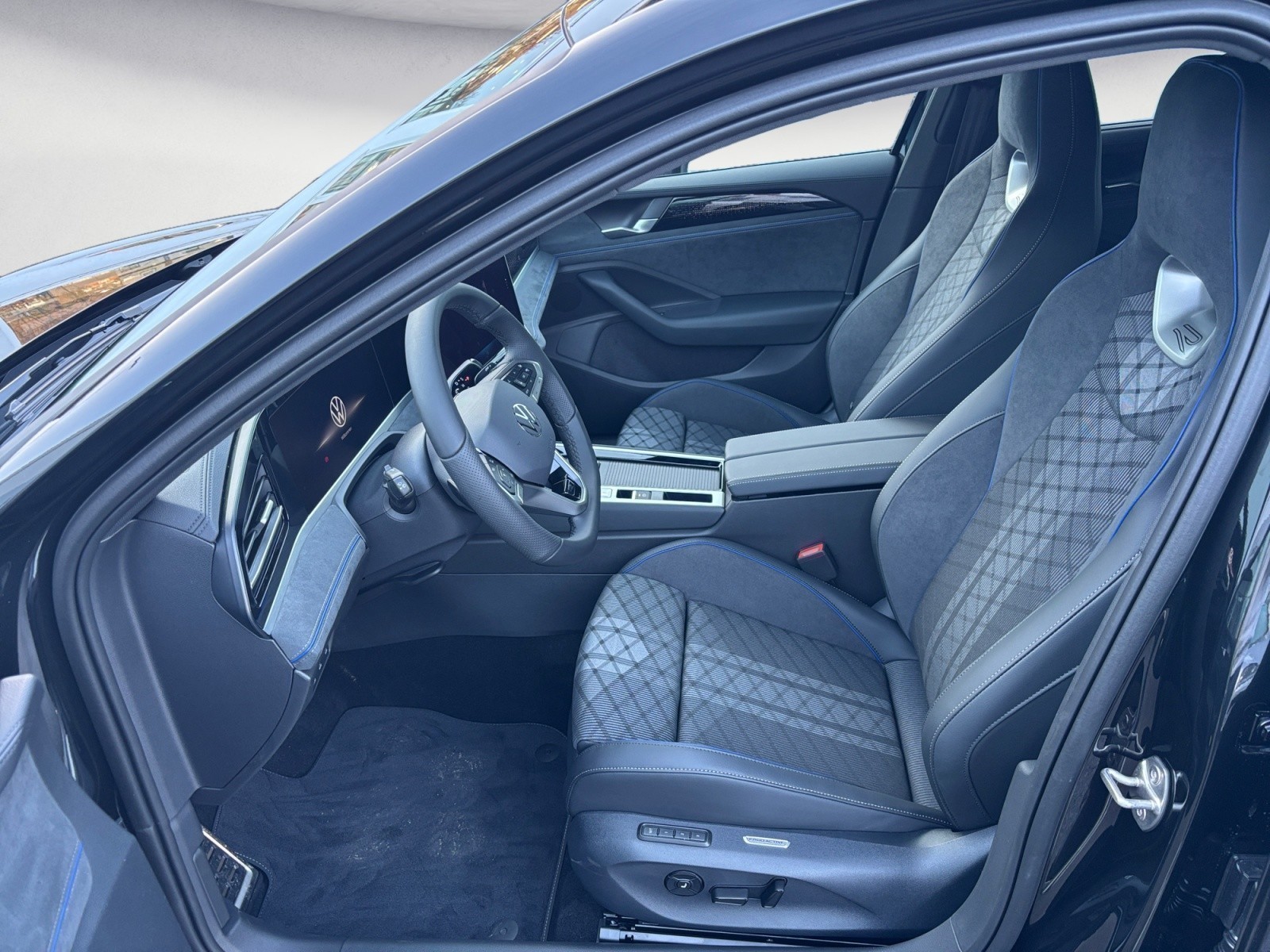 Volkswagen - Passat R-Line 2,0 l TDI SCR  7-Gang-Doppelkupplungsgetriebe DSG