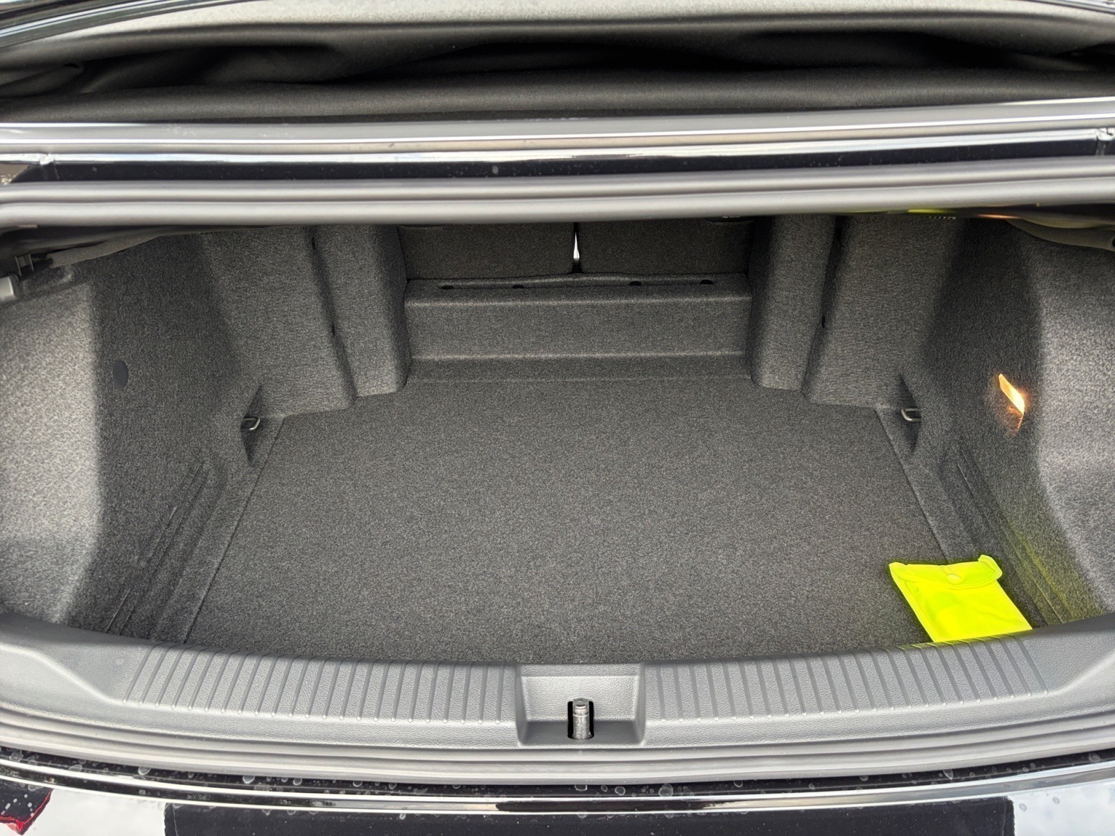 Volkswagen - T-Roc Cabriolet R-Line 1.5 l TSI OPF 7-Gang-Doppelkupplungsgetri ebe DSG