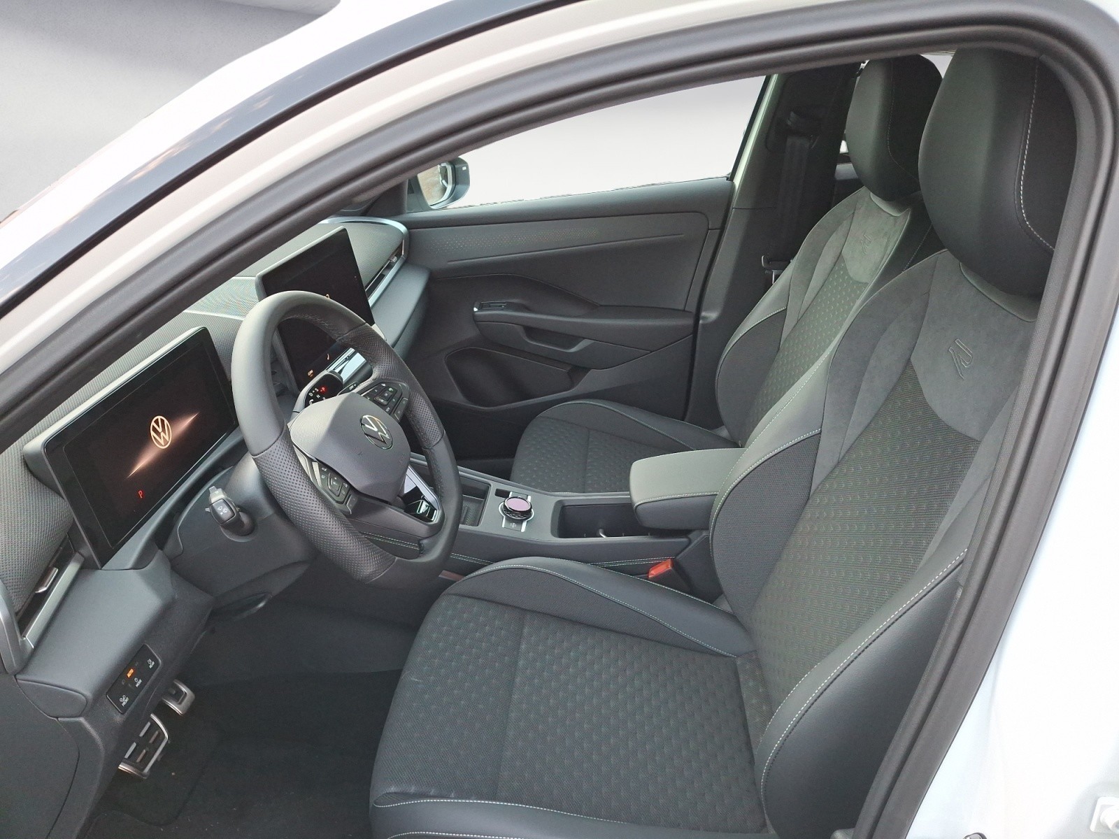 Volkswagen - T-Roc R-Line 1.5 l eTSI OPF  7-Gang-Doppelkupplungsgetriebe DSG