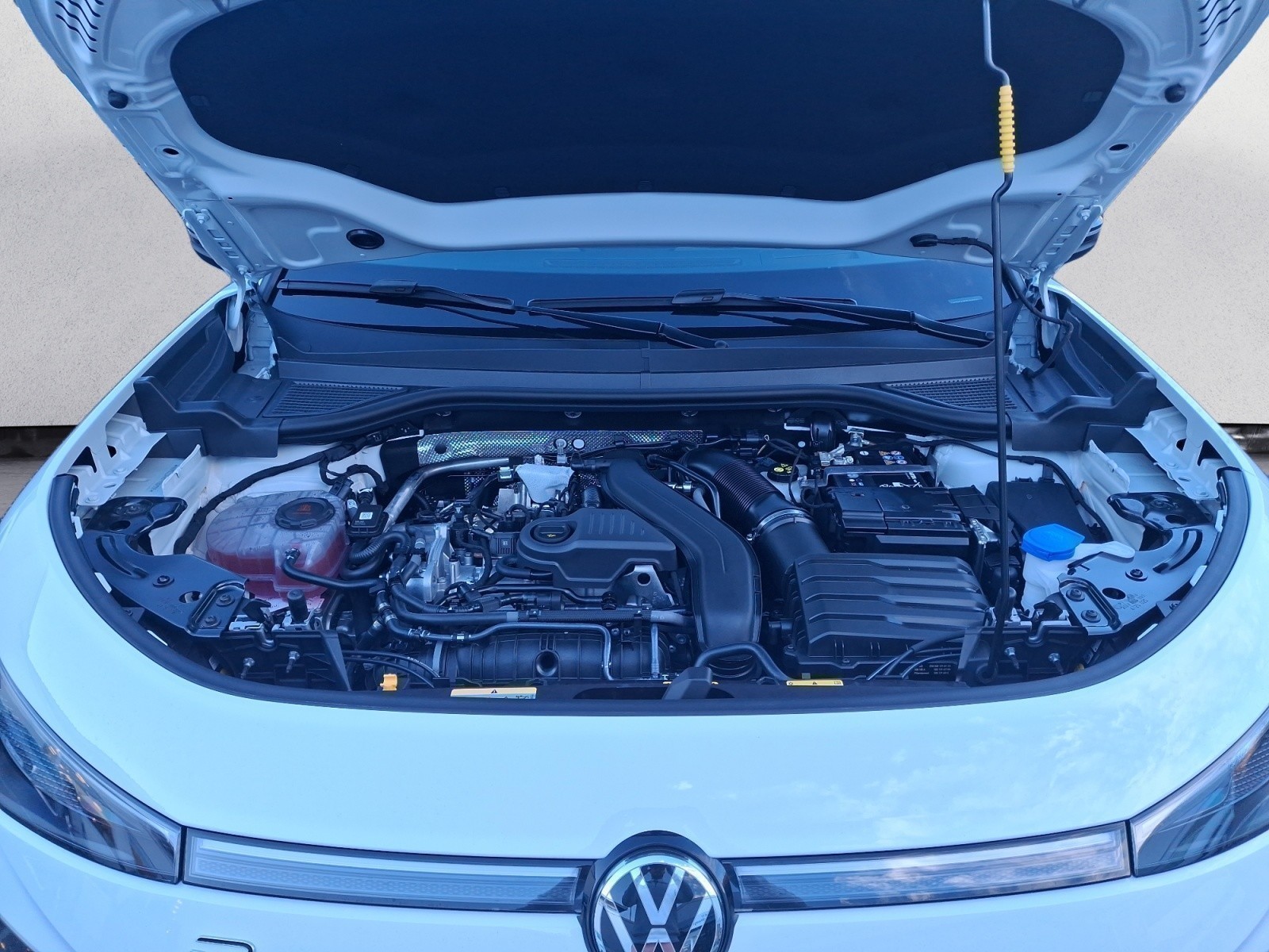 Volkswagen - T-Roc R-Line 1.5 l eTSI OPF  7-Gang-Doppelkupplungsgetriebe DSG