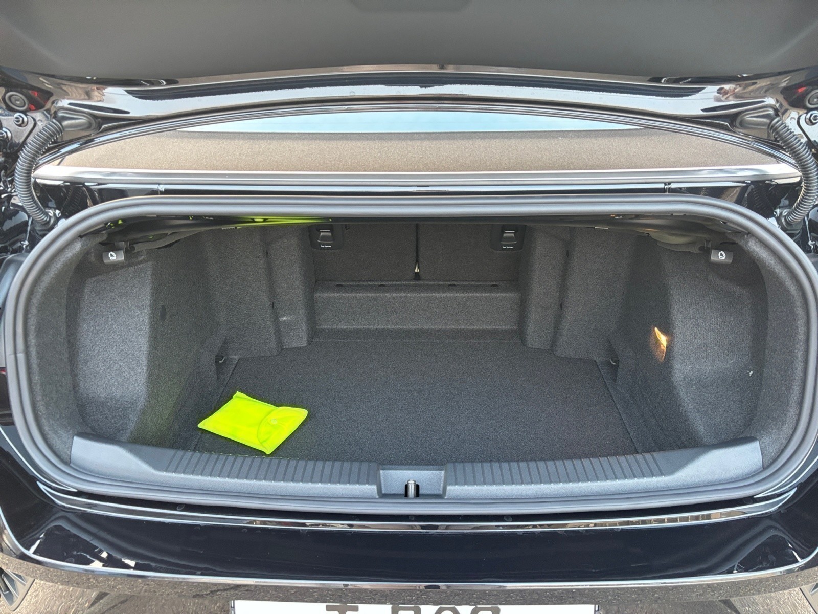 Volkswagen - T-Roc Cabriolet R-Line 1.5 l TSI OPF 7-Gang-Doppelkupplungsgetri ebe DSG