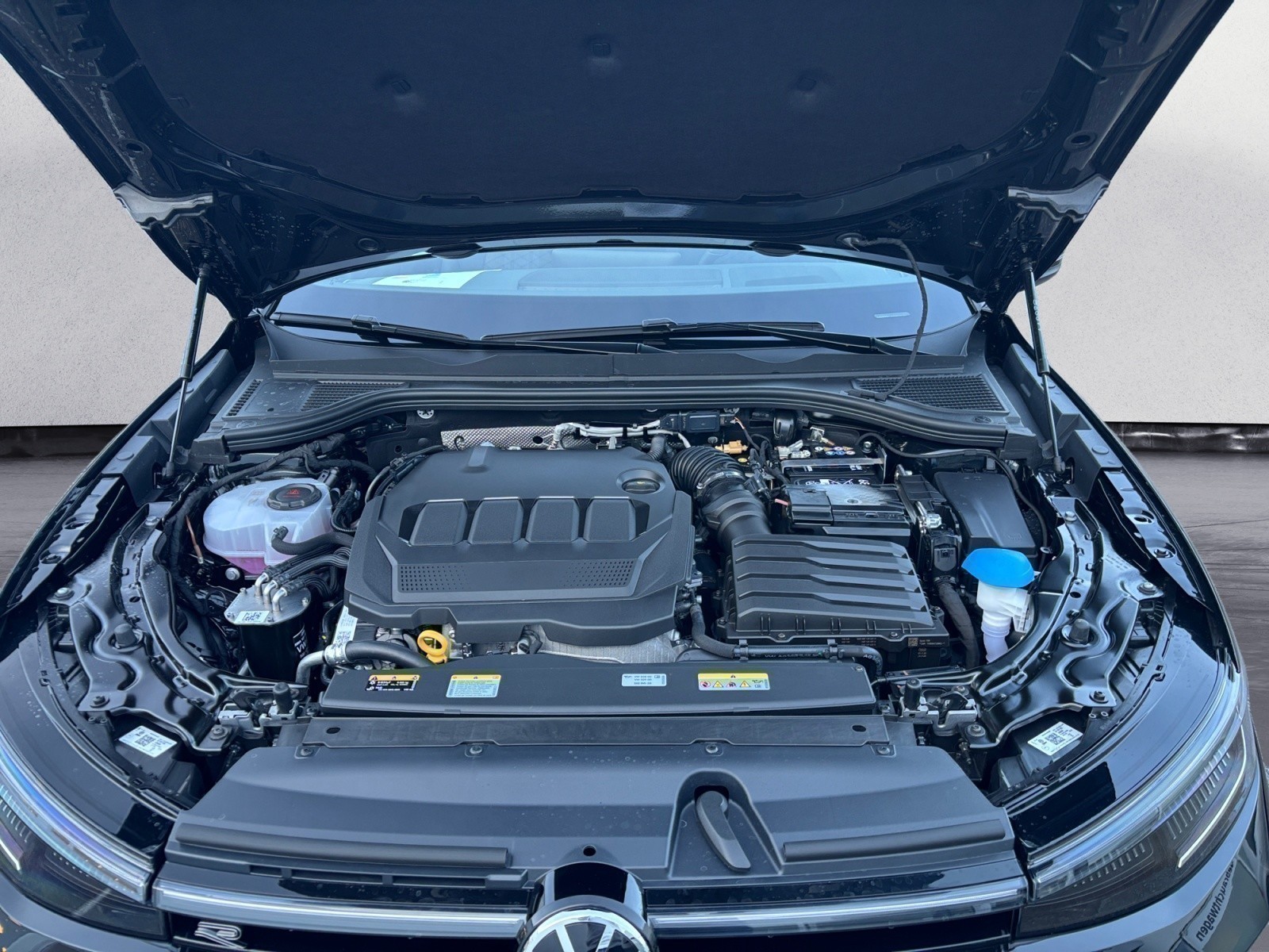 Volkswagen - Passat R-Line 2,0 l TDI SCR  7-Gang-Doppelkupplungsgetriebe DSG