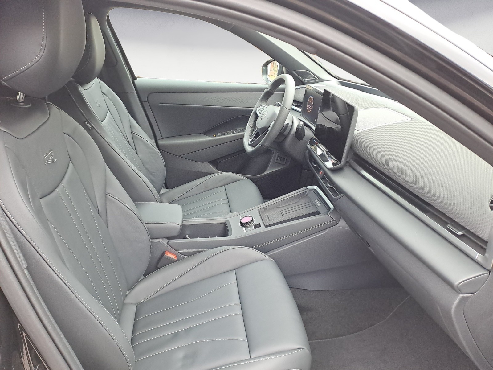 Volkswagen - T-Roc R-Line 1.5 l eTSI OPF   7-Gang-Doppelkupplungsgetriebe DSG